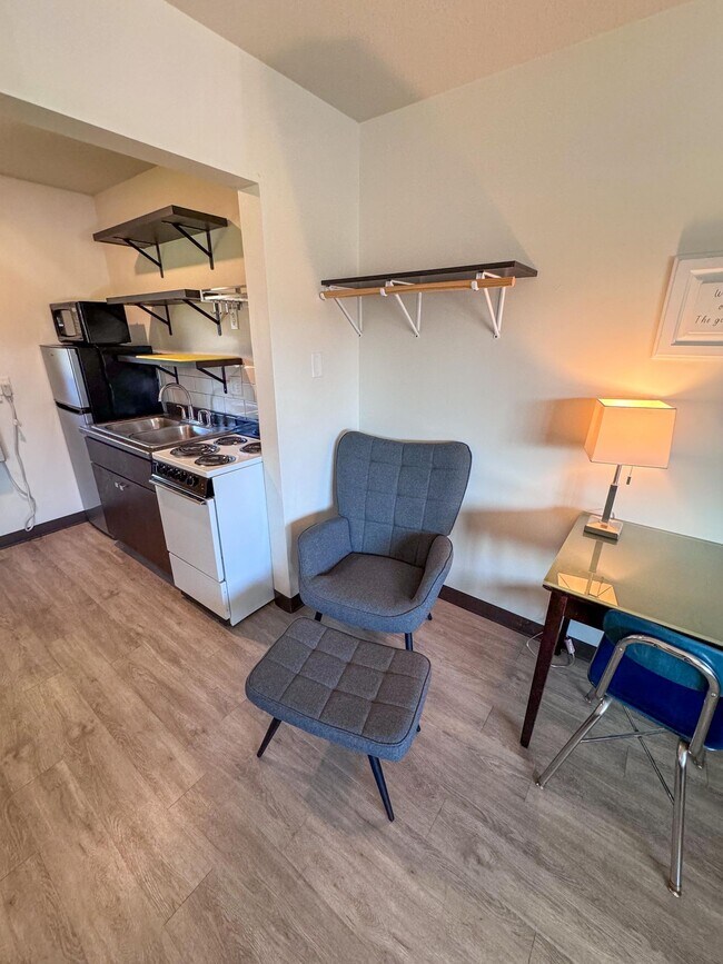 Building Photo - Furnished Studio