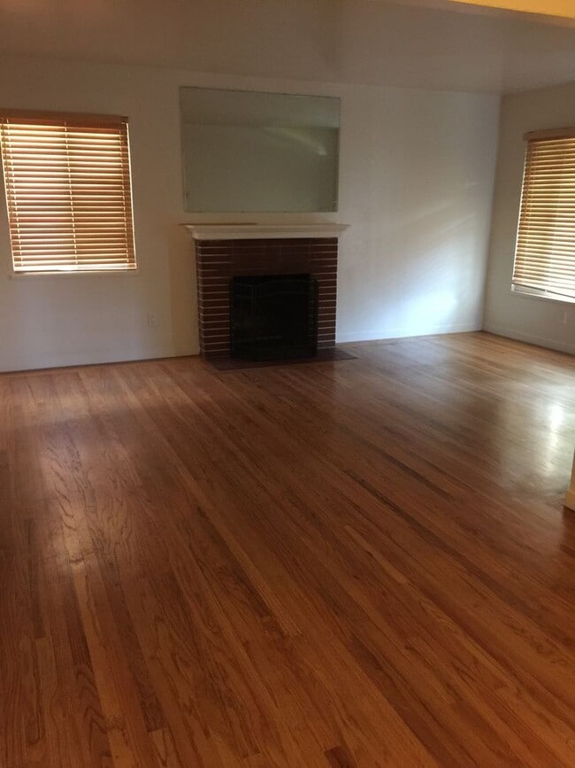 Building Photo - Beautiful 3 bedroom 1 bath home with large...