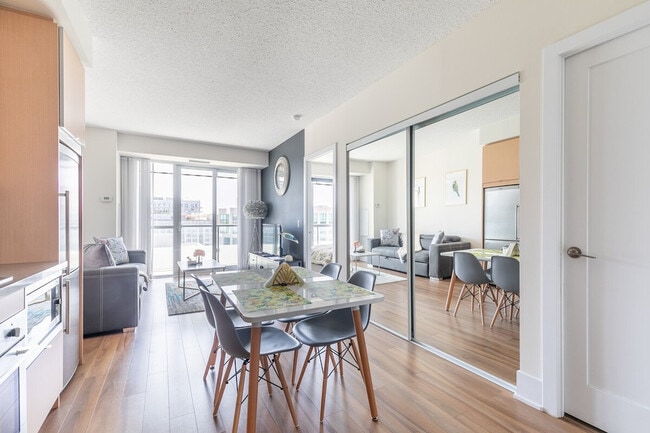 Photo du bâtiment - 1 Blue Jays Way