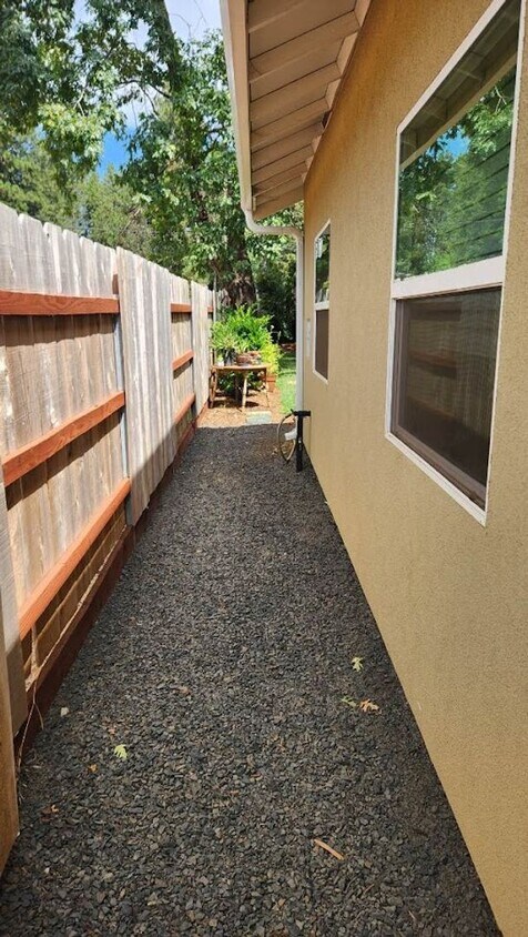Foto del edificio - 1429 Juniper Ln