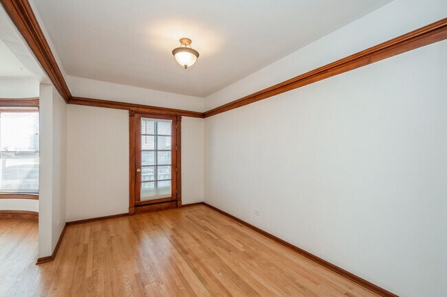 Building Photo - 4012 N Sheridan Rd