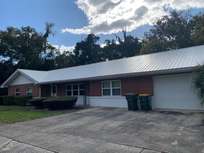 Building Photo - 4/3 Home in Heart of Umatilla!