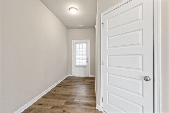 Building Photo - Modern 3 bed 2.5 Bath Town Home in Oakwood...