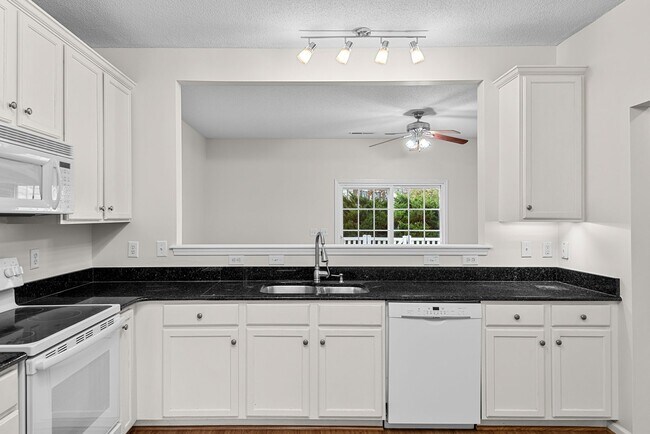 Building Photo - Desirable 3 BR Townhome in Auburn Hills.  Community Pool!