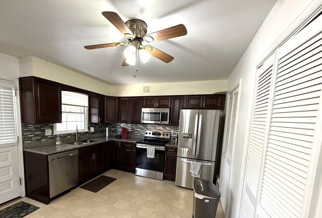 Foto del edificio - 713 Little Neck Rd