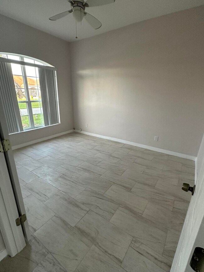 Foto del edificio - 243 Olsmar St