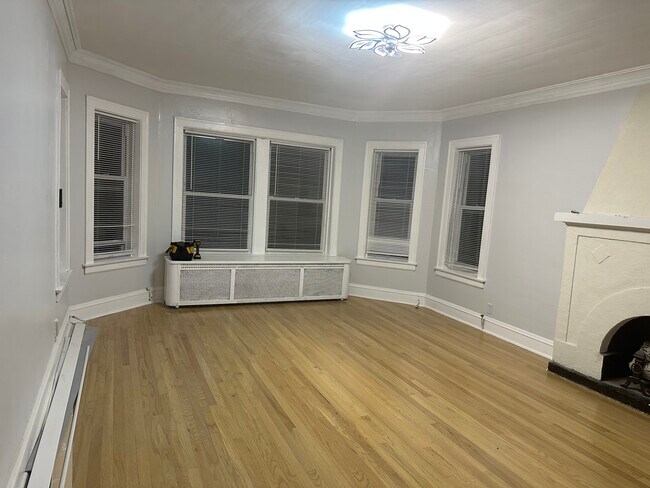 Foto del edificio - 5621 N Maplewood Ave