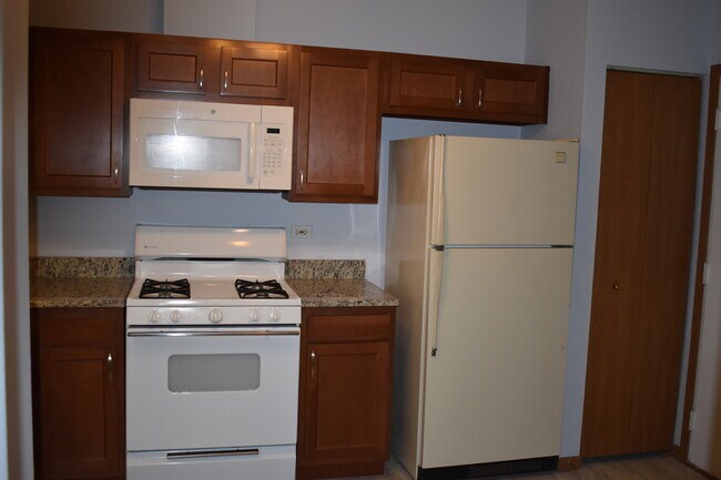 Building Photo - 549 Lyon Dr