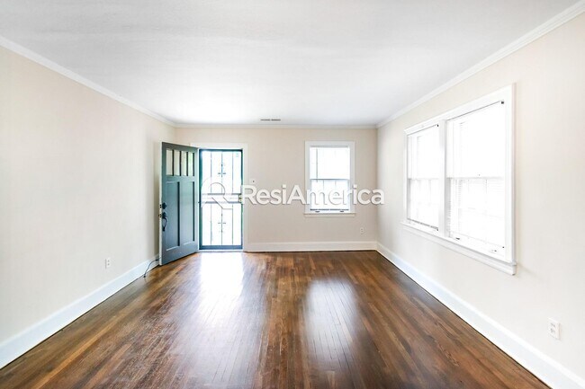Foto del edificio - Beautifully Renovated 3/1.5 in a GREAT loc...