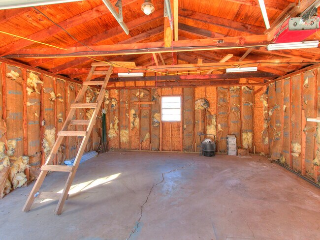Building Photo - 515 E Douglas Dr