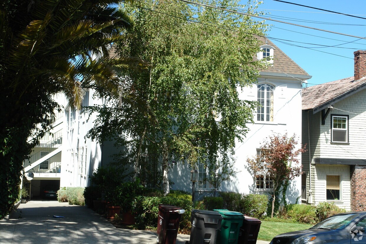 Primary Photo - 835 Kingston Ave