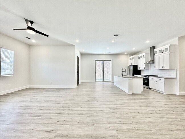 Foto del edificio - 8732 Kington