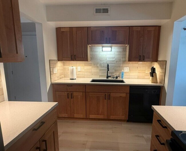 Foto del edificio - Semester leases available-Quality Fully Furnished Apartment, All-Inclusive, Flexible Terms, Near ...