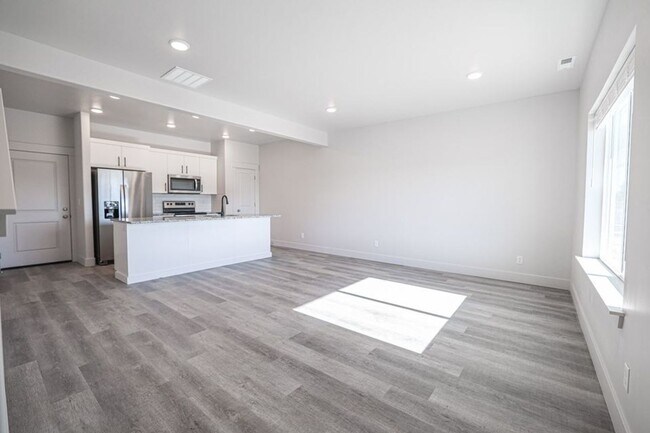 Building Photo - 3 bed, 2.5 bath Summerfield Townhome found in Rexburg!