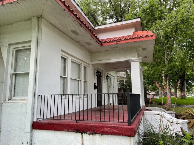 Foto del edificio - 2/2 Spanish Style House on a Corner Lot Mi...