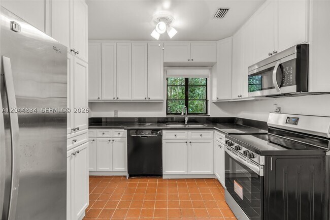 Foto del edificio - 5390 Sunset Dr