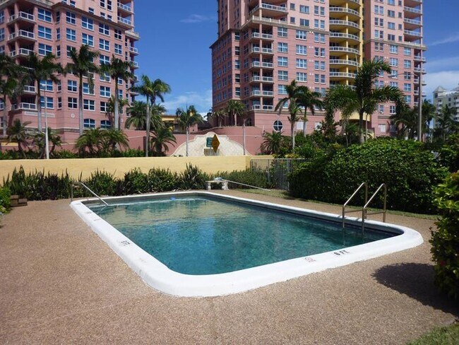 Building Photo - 2131 N Ocean Blvd
