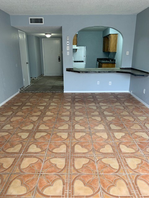 Foto del edificio - Afforadable 1 Bedroom Condo- Ready for new...