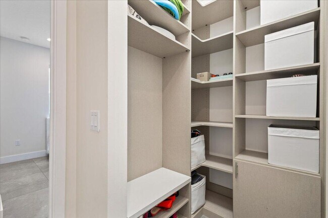 Foto del edificio - 15377 Green River Ct