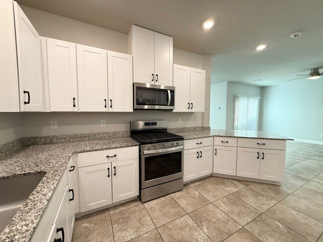 Foto del edificio - Modern 4/BD 3/BA Gem in Prime Community with Fresh Updates