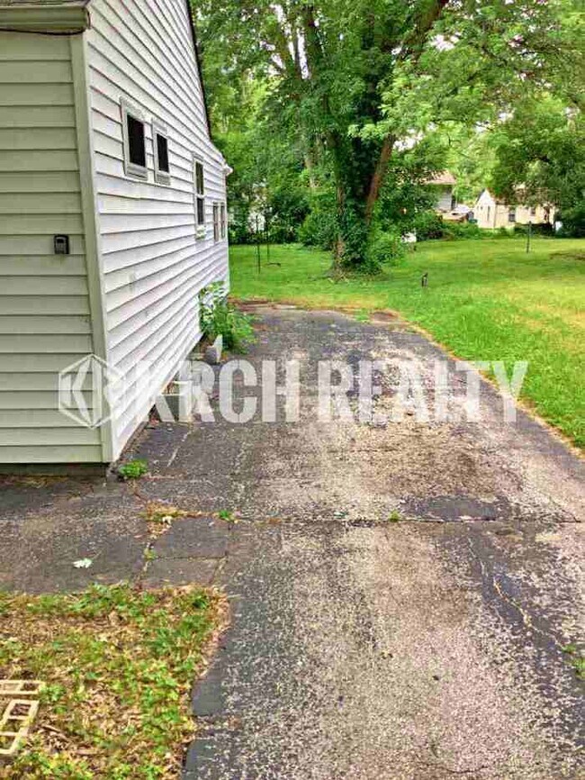 Building Photo - 10052 Clairmont Dr