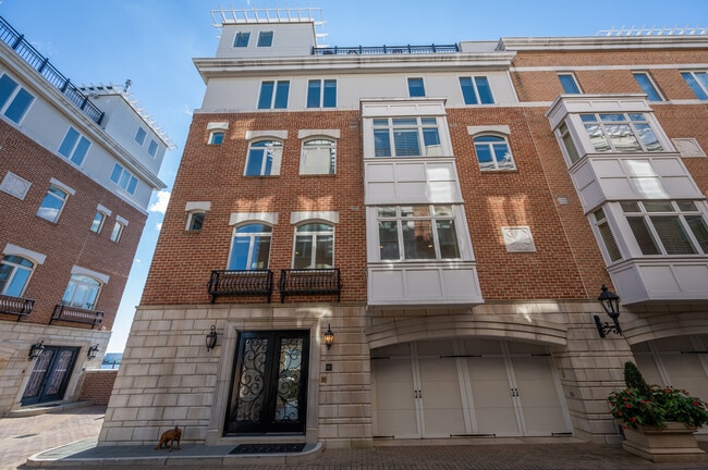 Building Photo - 621 Ponte Villas N