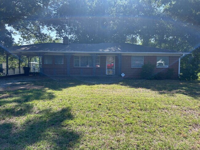 Foto del edificio - "Charming 3-Bedroom Retreat with Spacious Living in Colfax!"