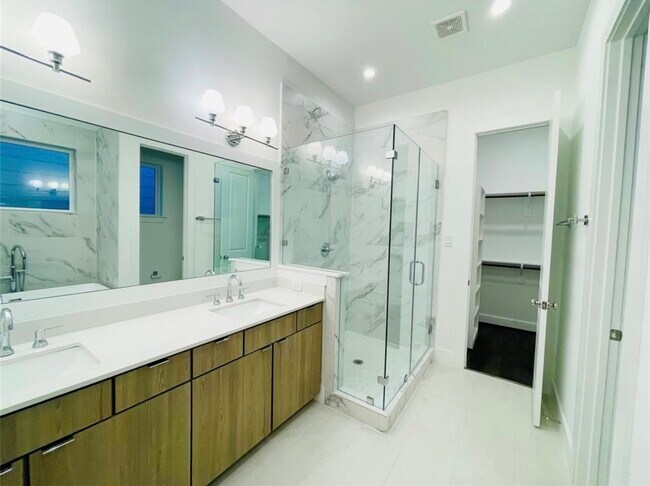 Foto del edificio - 5855 Dolores St