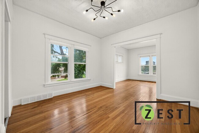 Foto del edificio - 7643-7645 Kipling Ave