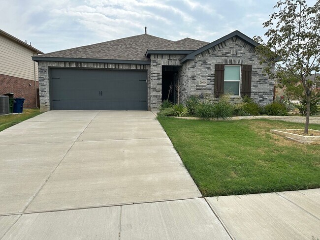 Building Photo - 3/2/2 Beautiful home located on large corn...