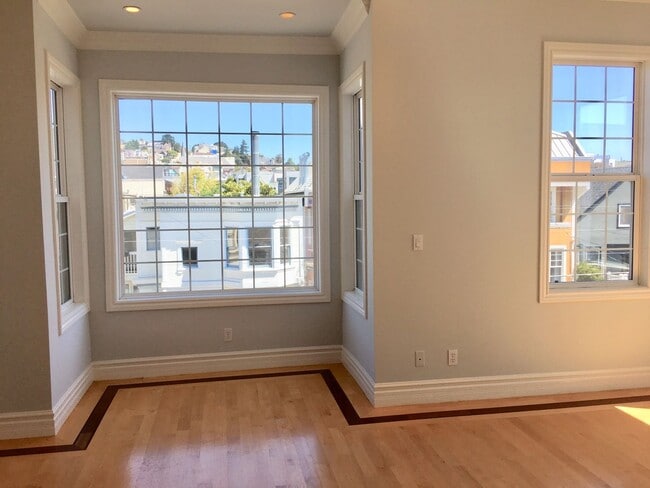 Building Photo - Spacious Bi-Level Top Floor 2BR + Sunroom/...