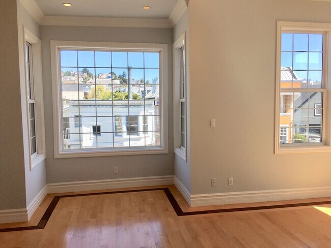 Foto del edificio - Spacious Bi-Level Top Floor 2BR + Sunroom/...