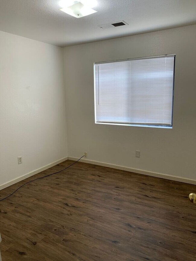 Building Photo - 206 E Mill Ave