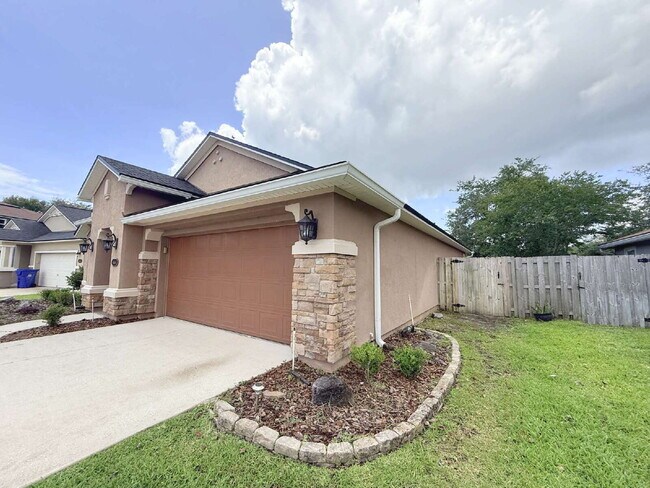 Foto del edificio - Samara Lakes Home with Fenced Yard