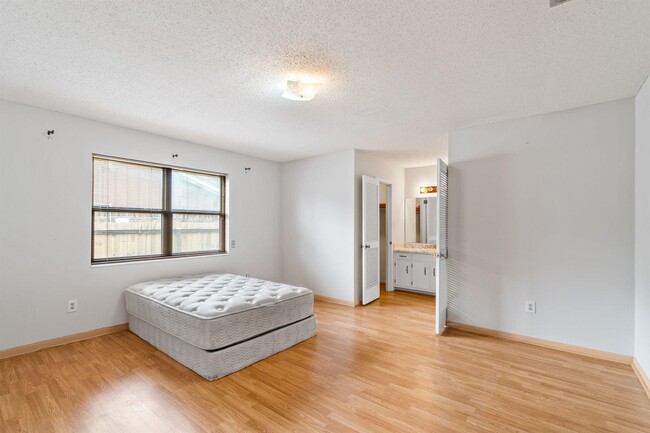 Large Master Bedroom - 4 Royal Palm Ct