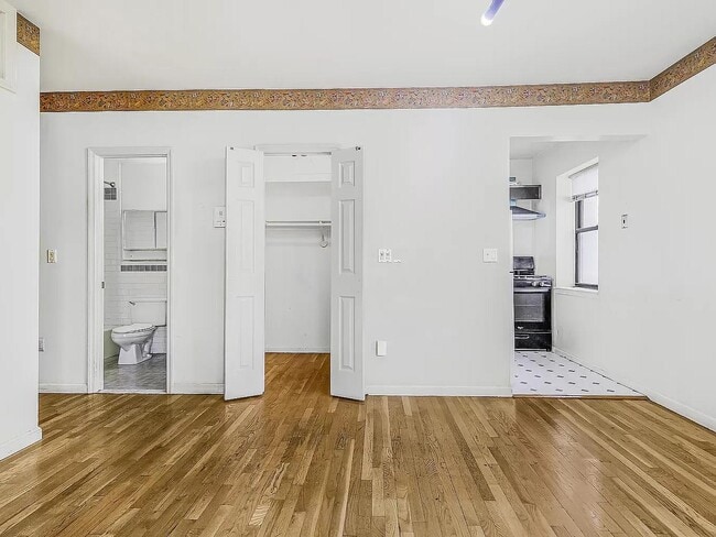 Building Photo - 186 W 80th St