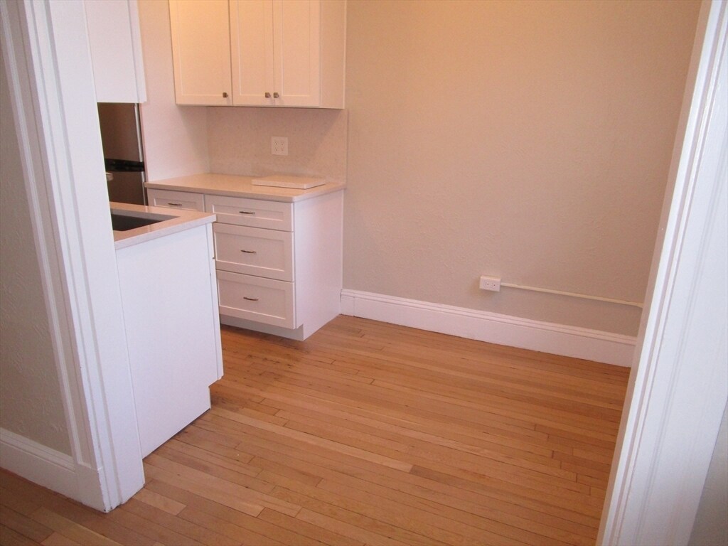 Primary Photo - 122 Riverway