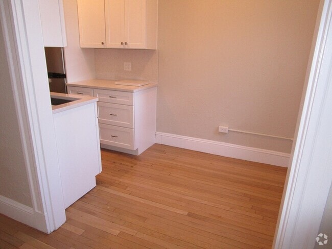 Building Photo - 122 Riverway