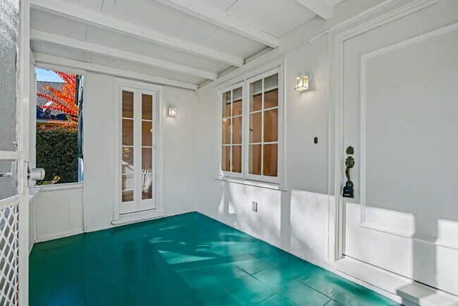 Foto del edificio - Charming 2-Bedroom Back House in Prime Pasadena Location