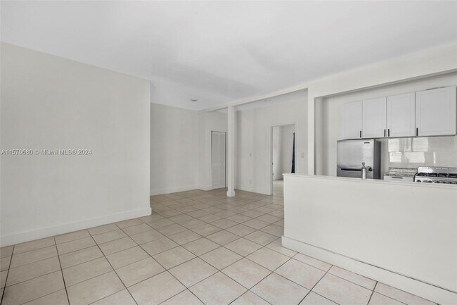 Foto del edificio - 8135 Crespi Blvd