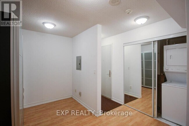 Photo du bâtiment - 761-761 Bay St.