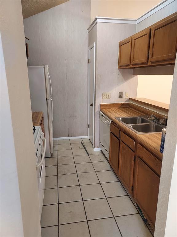 Building Photo - 627 Greenlawn Blvd