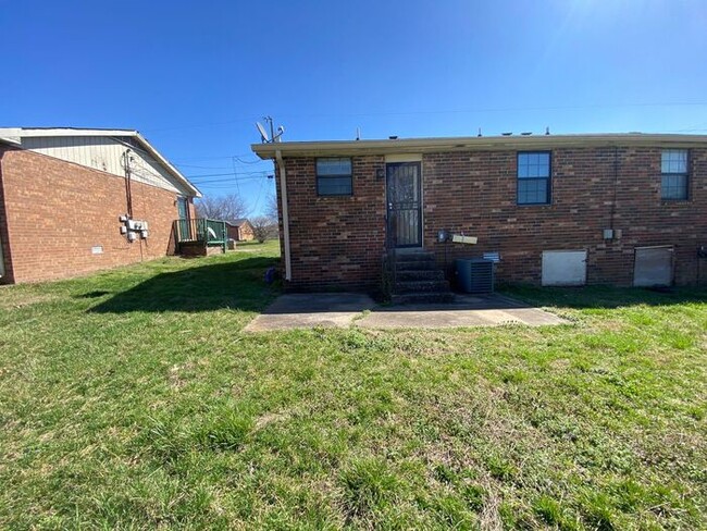 Building Photo - Renovated 2 Bedroom Duplex off Brick Churc...