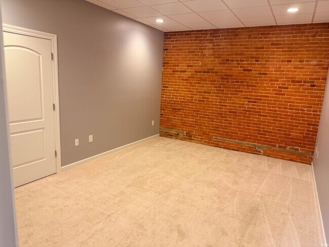 Building Photo - 623 1/2 Main Street Unit