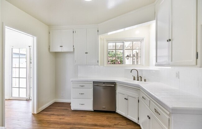 Building Photo - 6434 Densmore Ave