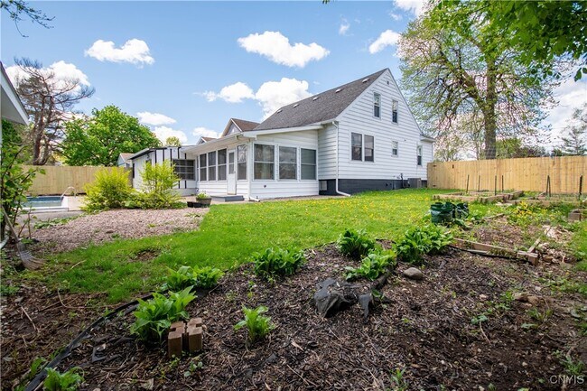 Building Photo - 834 Davidson St
