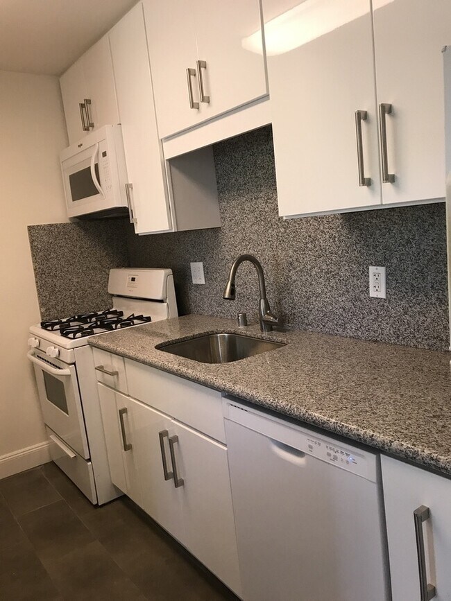 Building Photo - 2227 Derby St