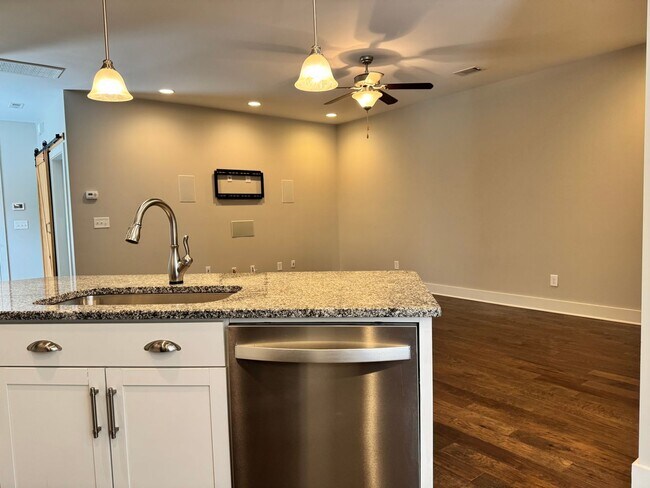 Foto del edificio - Beautiful End Unit Franklin Townhome