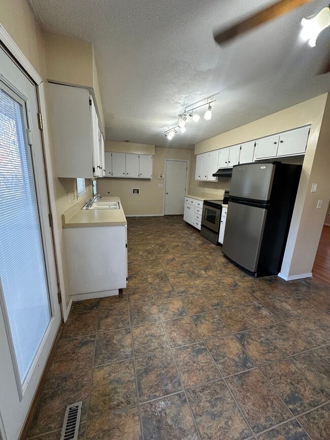 Building Photo - Beautiful Home, Beautiful Neighborhood - J...