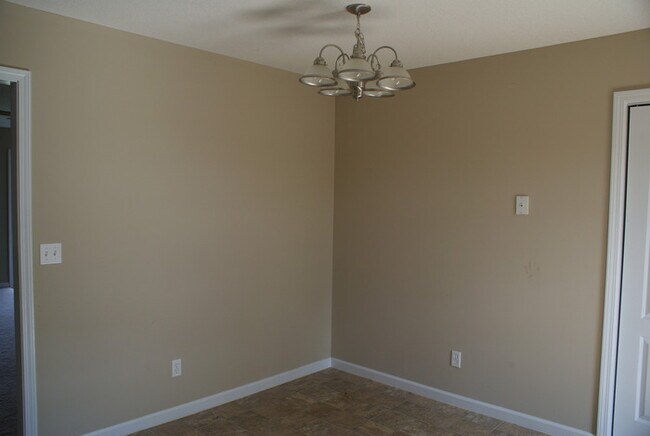 Building Photo - Great Home in Convenient Halls Location